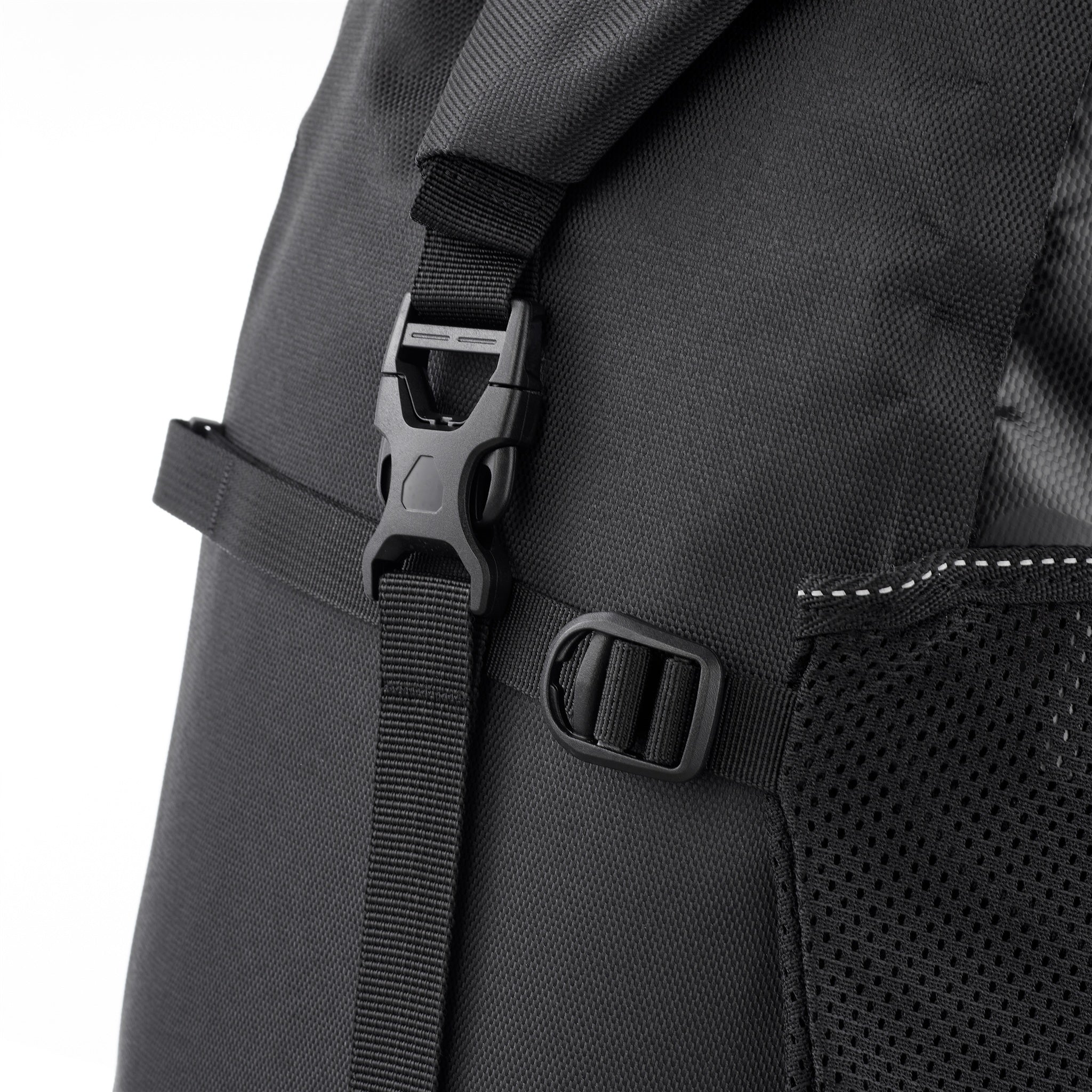 Close-up of ORTLIEB Back-Roller XL QL2.2 in asphalt - black showing strap and buckle
