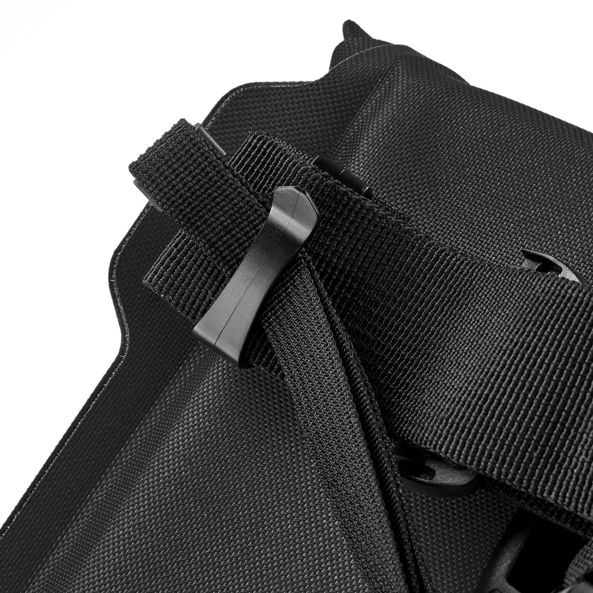 Detail der ORTLIEB Velo-Sling Flex in black 2.5 Liter mit Gurtband und Halteclip
